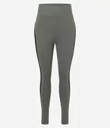 Legging deportivo de tiro alto en color verde oliva, con costuras laterales en contraste negro. Confeccionado en tejido de microfibra elástica, ofrece un ajuste ceñido y cómodo para actividades físicas.