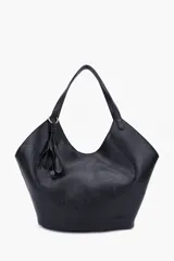 Cartera tipo tote hobo color negro, de diseño amplio y estructurado con efecto texturizado. Cuenta con doble asa para el hombro y un detalle decorativo colgante con argolla metálica en el lateral. Incluye el logo de la marca grabado en la parte inferior.