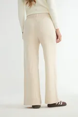 Pantalón de punto de corte recto y holgado, con cintura elástica y bolsillos laterales.