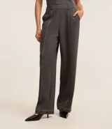 Pantalón recto gris oscuro de cintura alta con trabillas, confeccionado en tejido ponto roma con viscosa sostenible. Presenta costuras dobles aparentes en la parte delantera y en el ruedo.