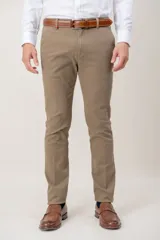 Pantalón de algodón twill con corte slim fit, color beige, de diseño clásico con bolsillos laterales y traseros.