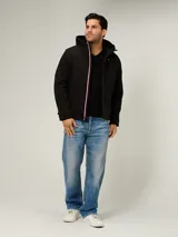 Campera soft shell de hombre marca Tommy Hilfiger, color negro, con capucha, cierre de cremallera frontal y bolsillos con cierre en el pecho y laterales.