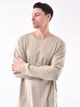 Remera blanca de manga larga, corte holgado y cuello redondo.