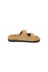 Sandalias planas Paddock modelo Era, de color beige, con dos tiras anchas en el empeine decoradas con tachas pequeñas, hebillas metálicas doradas y plantilla con textura trenzada.