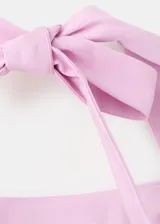 Vestido corto rosado de silueta slim, con escote recto y tirantes anchos.
