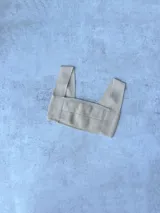 Top de hilo color beige, tejido de punto con hilado italiano, breteles anchos, tela dry fit y protección UV.