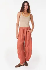 Pantalón de lino italiano color terracota, de corte relajado y fluido con cintura elástica fruncida.