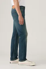 Pantalón de jean Levi's modelo 502 Regular Taper, de corte recto con ajuste cónico hacia el tobillo, en tono azul medio con efecto de lavado desgastado.