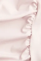 Musculosa ajustada color rosa pálido con escote cuadrado y frunces laterales que generan un efecto drapeado.