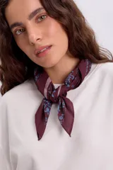 Pañuelo cuadrado de diseño boho, color terracota con estampado ornamental y floral en tonos celestes, con borde contrastante.