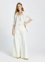 Top blanco de punto texturizado con patrón frontal, corte ajustado, escote corazón, tirantes anchos con borde acanalado y dobladillo deshilachado.