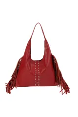 Cartera tipo hobo color beige, confeccionada en cuero sintético, con flecos laterales y detalle de tachas metálicas en el frente.