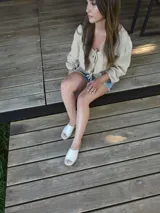 Sandalias chatas de cuero color crudo, fabricadas en Uruguay.