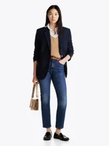 Jean de corte ajustado y largo tobillero, color azul, con detalles desteñidos en las rodillas y efecto usado.