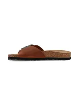 Sandalias de cuero color marrón cognac de la marca Hush Puppies, con tira ancha ajustable mediante una hebilla metálica grande, plantilla anatómica de corcho y suela de goma estriada.