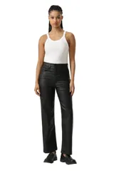 Pantalón de jean estilo straight con acabado revestido efecto cuero, tiro alto y corte recto al tobillo.
