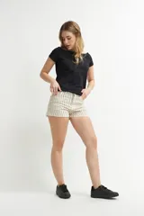 Short de algodón color crema con rayas verticales negras y cintura elástica.