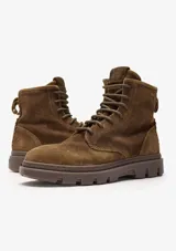 Botas de caña media Satorisan modelo Unalome Ziplacer, color marrón, confeccionadas en gamuza con cordones al tono y suela de goma dentada de estilo robusto.