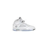 Championes Jordan 5 Retro modelo White Metallic, color blanco con detalles plateados y suela translúcida.