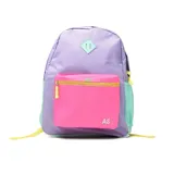 Mochila American Sport Kiraz de diseño colorido y urbano, en tonos lila, fucsia, verde menta y amarillo. Cuenta con un compartimento principal, un bolsillo frontal con cierre y bolsillos laterales de red.