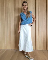 Pollera larga de denim color celeste claro, con corte en A y talle alto con elástico en la cintura.