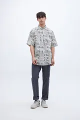 Camisa de manga corta con estampado de flores y cuello solapa clásico.