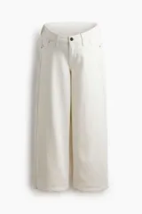 Jean tobillero de corte wide leg, color blanco, con diseño de tiro bajo y cinco bolsillos.