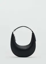 Bolso de hombro con diseño en forma de media luna, confeccionado en material efecto piel con cierre de cremallera superior y forro interior.