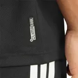 Remera deportiva Adidas Sereno de color negro, de manga corta, con cuello redondo y detalles de franjas blancas en los hombros. Incluye el logo de la marca estampado en el pecho.