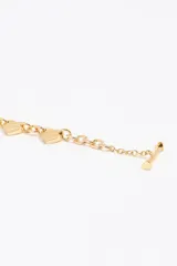 Collar de cadena de eslabones plateados con dijes en forma de corazón distribuidos a lo largo de la pieza. Cuenta con un cierre de barra en T.