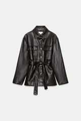 Chaqueta de efecto piel con cuello solapa, manga larga y cierre frontal con botones a presión. Presenta bolsillos delanteros con solapa y cinturón ajustable del mismo tejido para entallar la cintura.