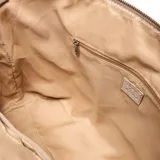 Cartera tipo tote bag de diseño minimalista en color beige, con cierre superior y doble asa de hombro. Presenta el logo de la marca grabado en el centro.