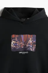 Canguro negro con capucha, bolsillo tipo canguro y estampa frontal de una banda musical en vivo.