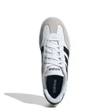 Championes urbanos Adidas modelo Barreda, de diseño inspirado en el tenis con puntera en T. Presentan una combinación de cuero sintético blanco con refuerzos de gamuza gris en la puntera y las icónicas tres tiras laterales en negro. Cuentan con suela cupsole de goma y cierre mediante cordones.