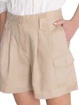 Short estilo bermuda de tiro alto confeccionado en lino orgánico. Presenta pinzas frontales, cierre con botón y bolsillos laterales tipo cargo con solapa.
