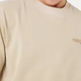 Remera de algodón color beige con efecto desgastado, cuello redondo y logo de la marca bordado en el pecho.