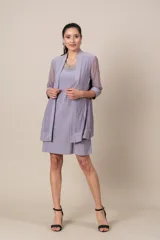Vestido corto lila con bordado de lentejuelas en el escote, con chaqueta de tul a juego de mangas 3/4.