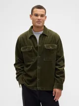 Sobrecamisa de pana color verde oliva, con cuello clásico, cierre frontal de botones y dos bolsillos delanteros con solapa.