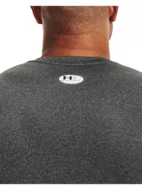 Remera deportiva de compresión Under Armour HeatGear Armour, color gris melange, de manga corta y ajuste ceñido al cuerpo. Cuenta con cuello redondo y el logotipo de la marca impreso en el pecho.