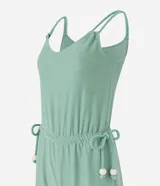 Mono largo verde con breteles dobles, escote en pico y lazo en la cintura con detalle de abalorios.