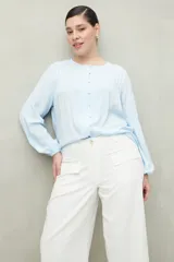 Pantalón wide leg color beige de algodón, con bolsillos delanteros con solapa y cierre con dos botones.