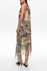 Vestido midi de corte irregular y fluido, con escote en V pronunciado, tirantes finos y estampado multicolor con diseño tipo patchwork paisley.