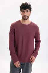 Remera manga larga de tejido texturizado tipo wafle en color bordó, con cuello redondo y puños elásticos.