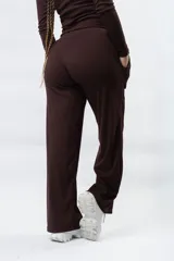 Pantalón palazzo de punto acanalado color marrón oscuro, con cintura elástica y corte holgado.