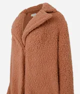 Bata de baño larga color tostado confeccionada en sherpa. Tiene cuello en V con solapa, mangas largas y cierre con botón a presión.