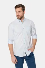 Camisa de hombre color celeste, de manga larga con presilla para enrollar, bolsillo en el pecho y confeccionada 100% en algodón.