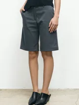 Bermuda negra de vestir con corte a la rodilla.