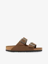 Sandalias Birkenstock modelo Arizona SFB, color marrón, confeccionadas en ante con plantilla suave y doble hebilla ajustable.