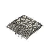 Bufanda de tejido de punto con diseño de estampado animal print en tonos negro y beige, con terminación de flecos en los extremos.