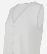 Chaleco Marfinno de corte recto y largo, confeccionado en tricot. Presenta cuello en V, cierre frontal con botones y diseño liso sin estampados.